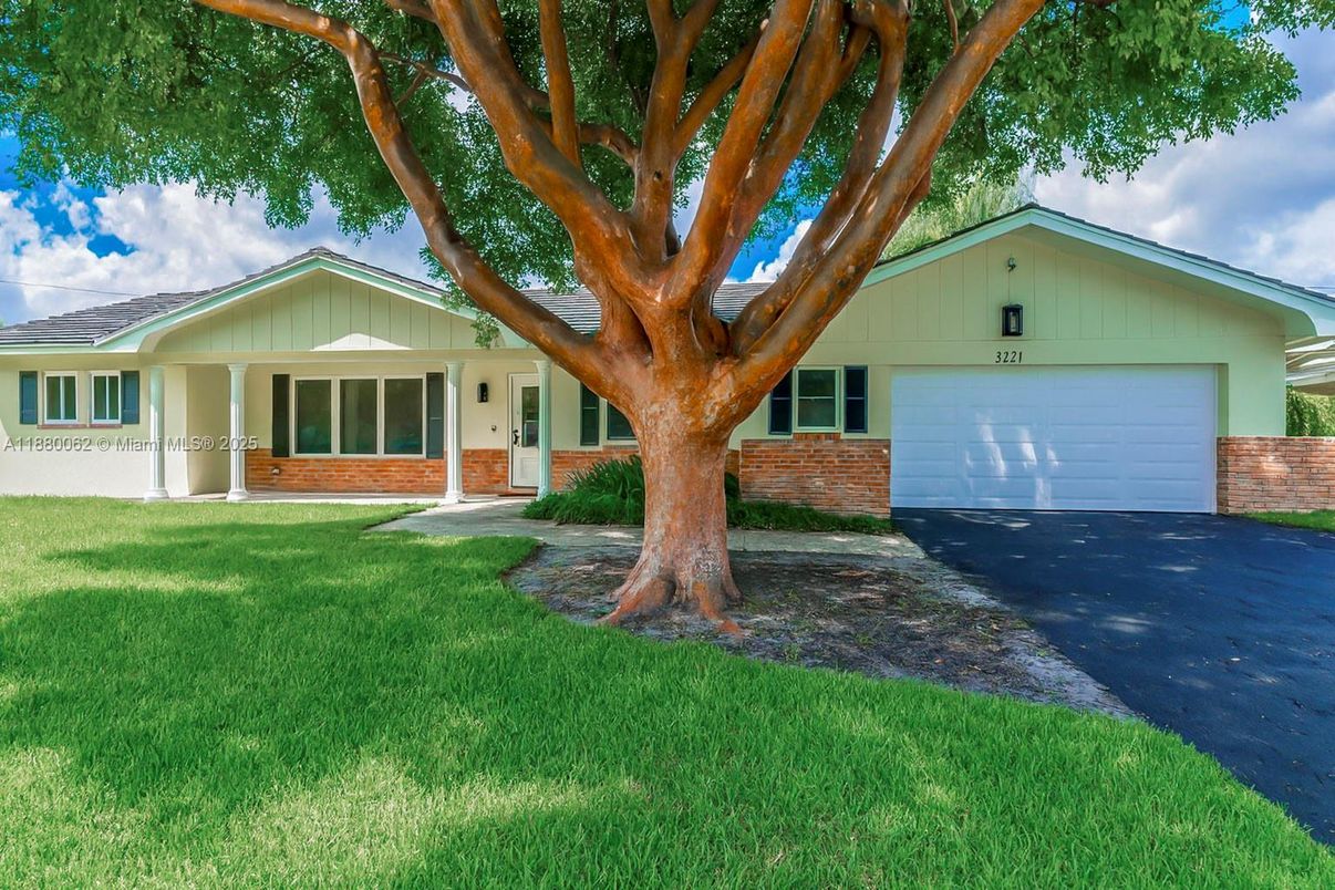 Attached, Exterior, Facade, Ranch
