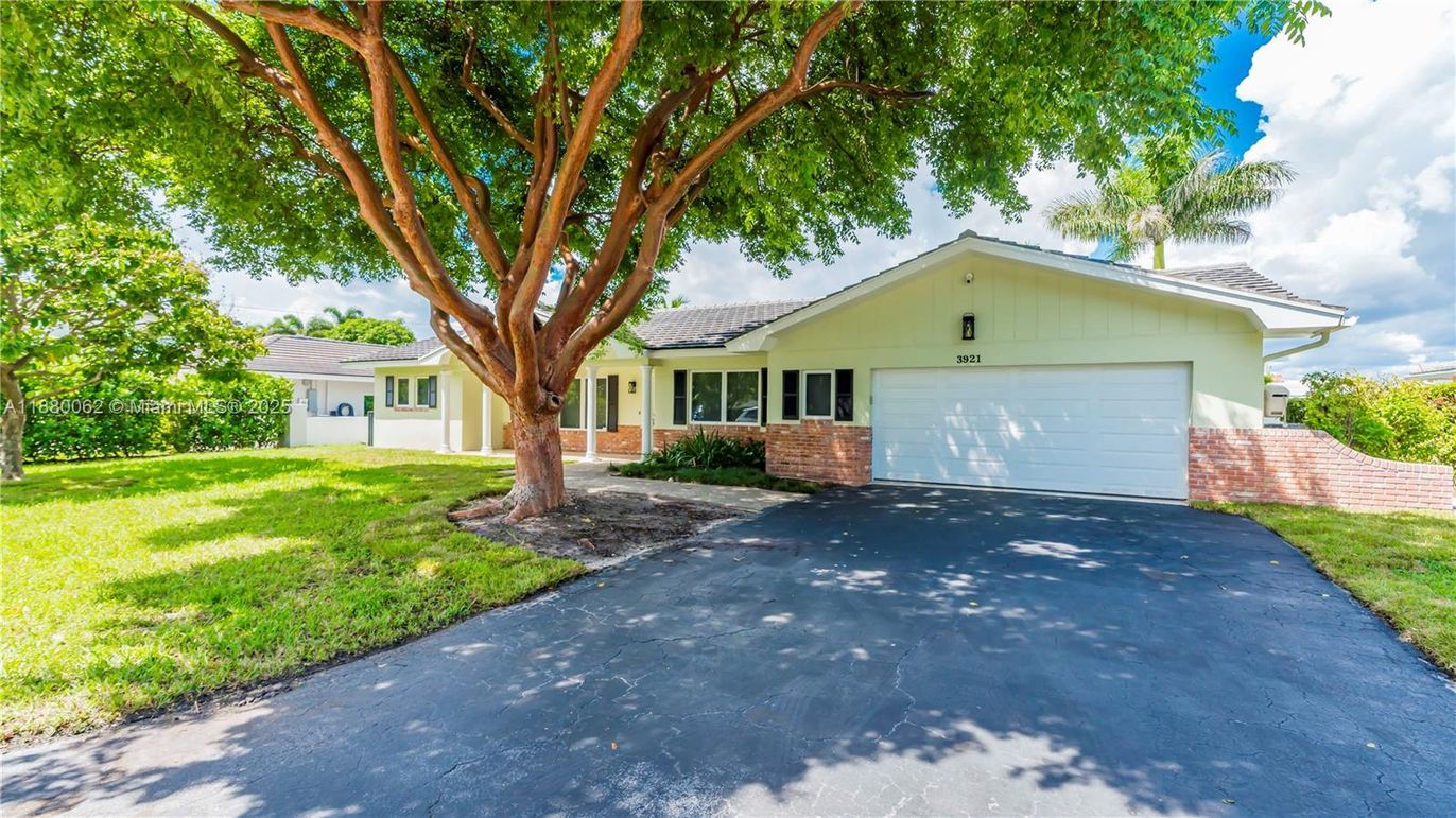 Attached, Exterior, Facade, Ranch
