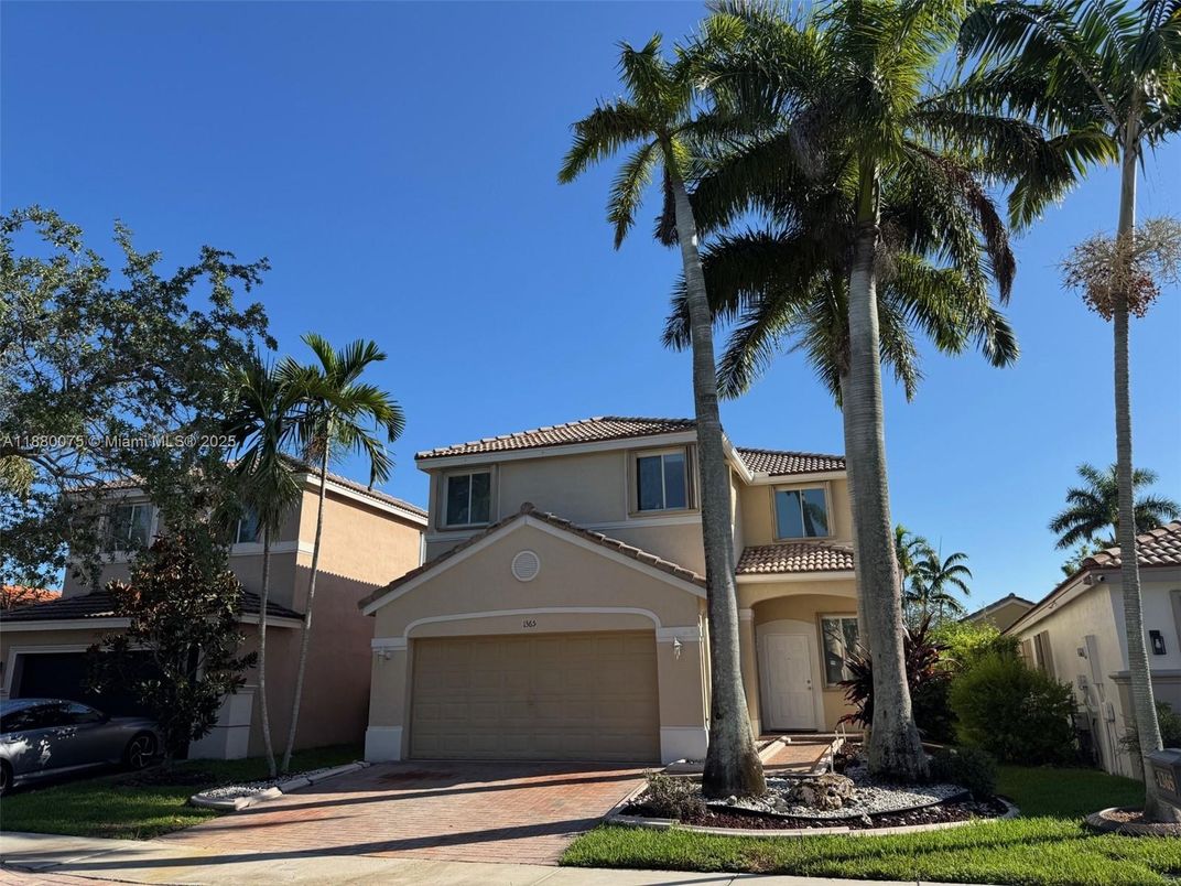 Attached, Exterior, Facade, Mediterranean