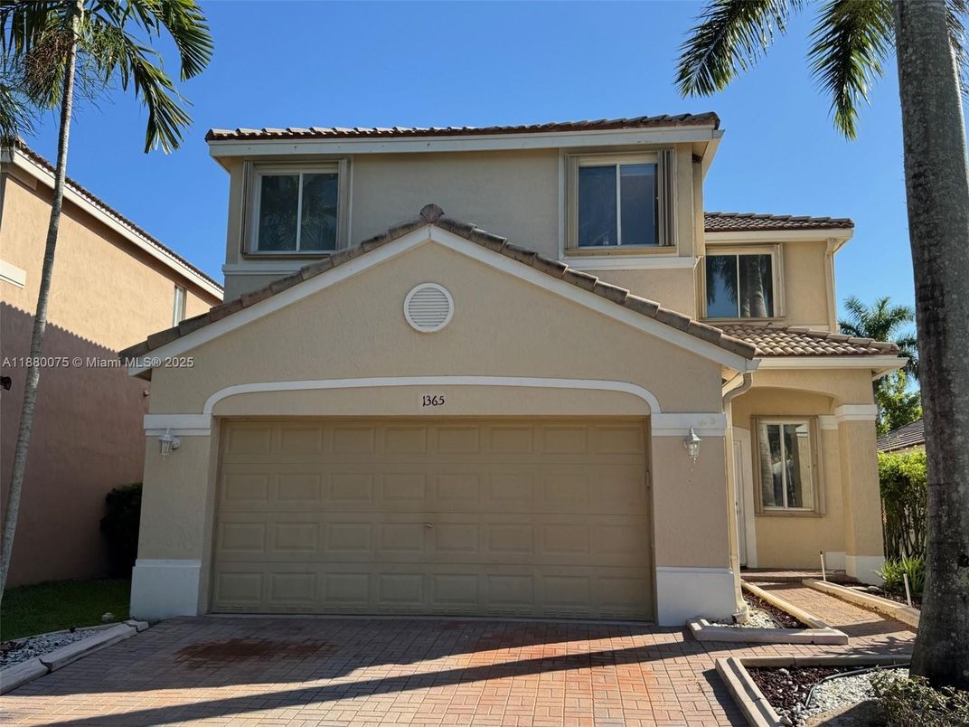 Attached, Exterior, Facade, Mediterranean