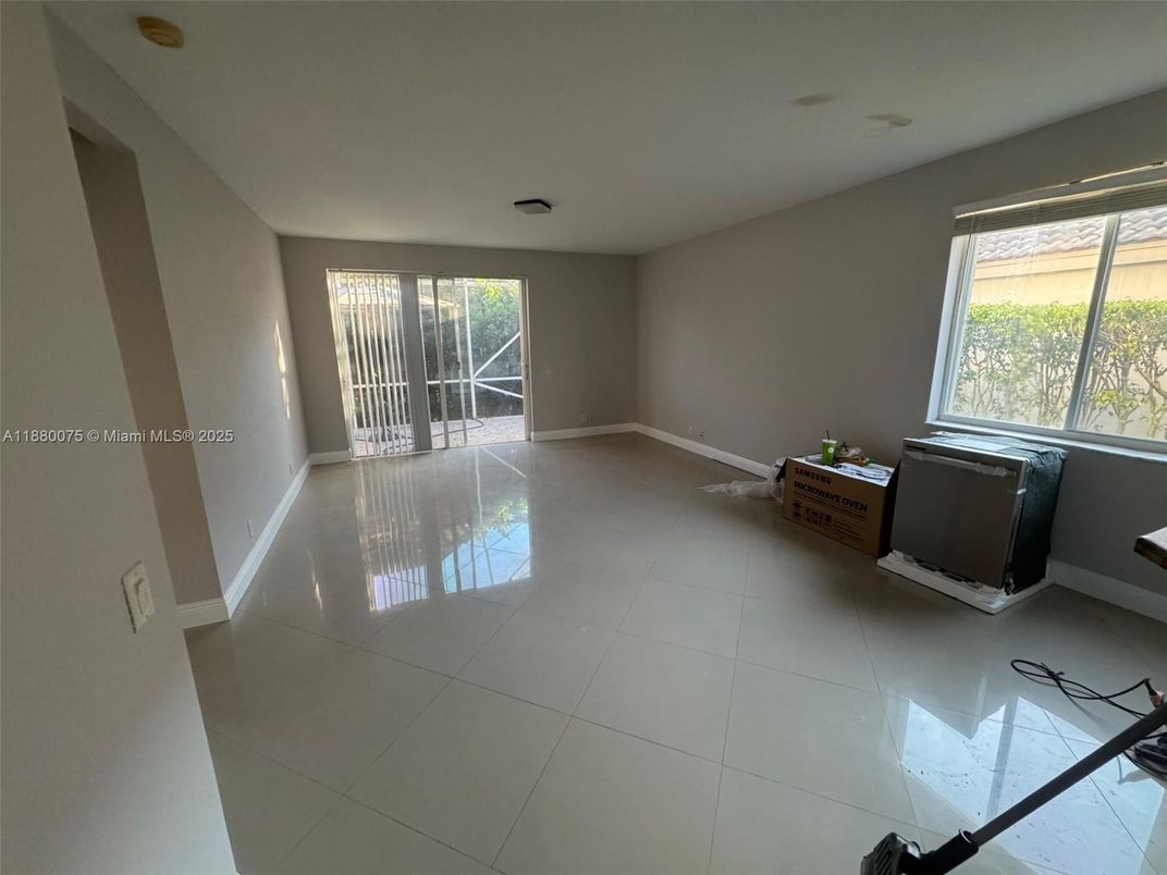 Empty room, Interior