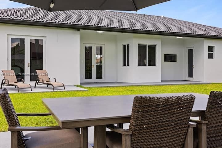 Backyard, Exterior