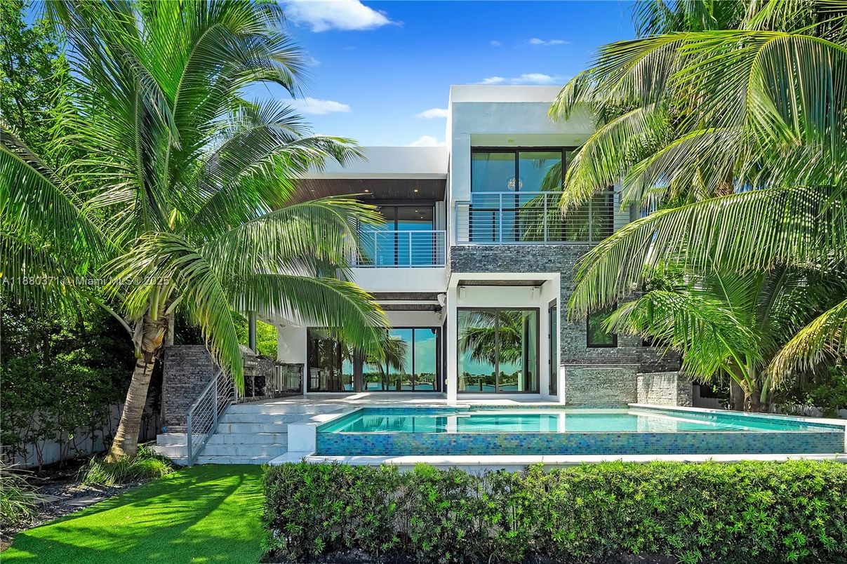 Exterior, Facade, Pool, Modern