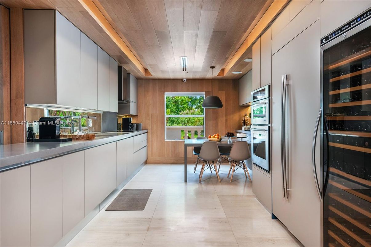Dining room, Interior, Kitchen, Stainless Steel Appliances, Wooden Ceilings, Wooden Walls