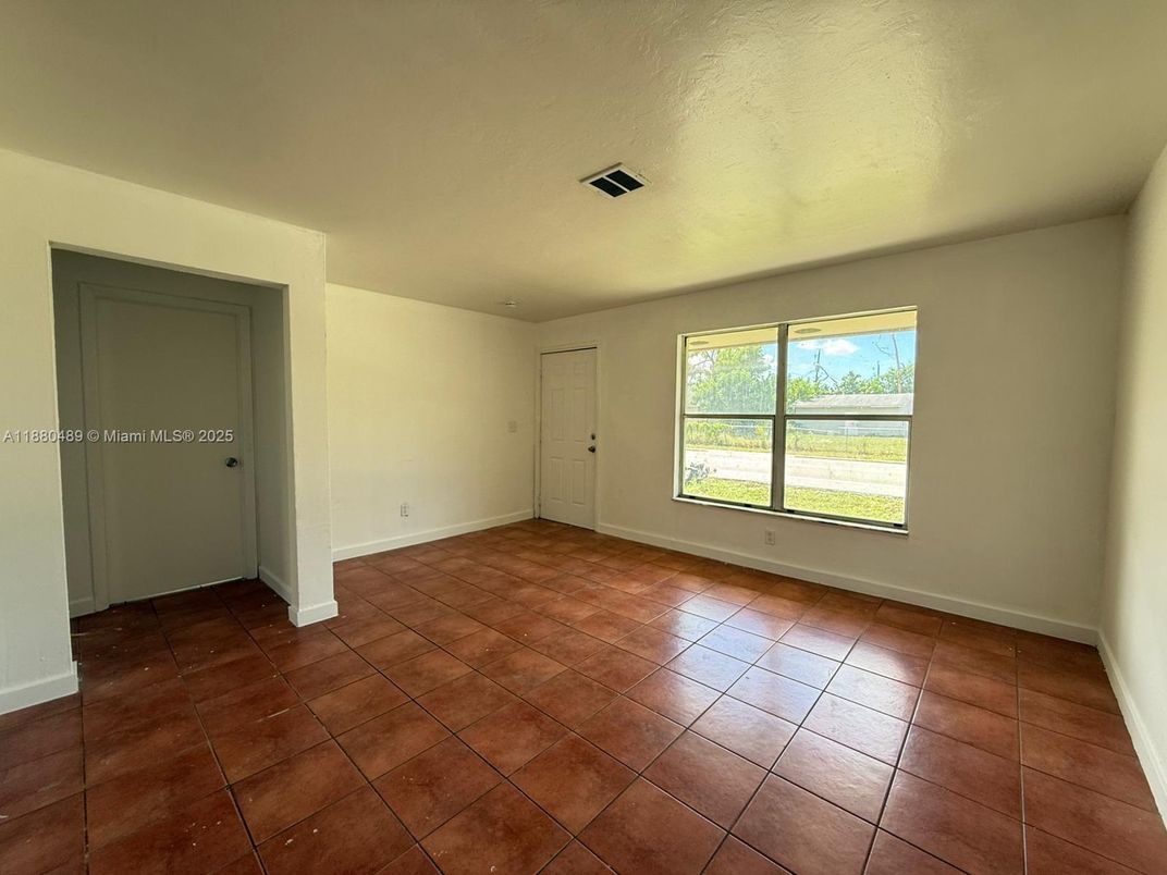 Empty room, Interior