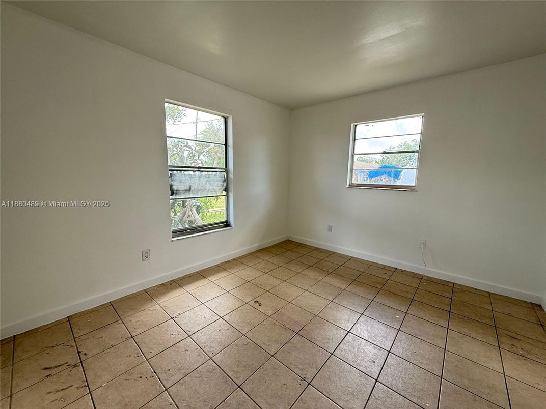 Empty room, Interior