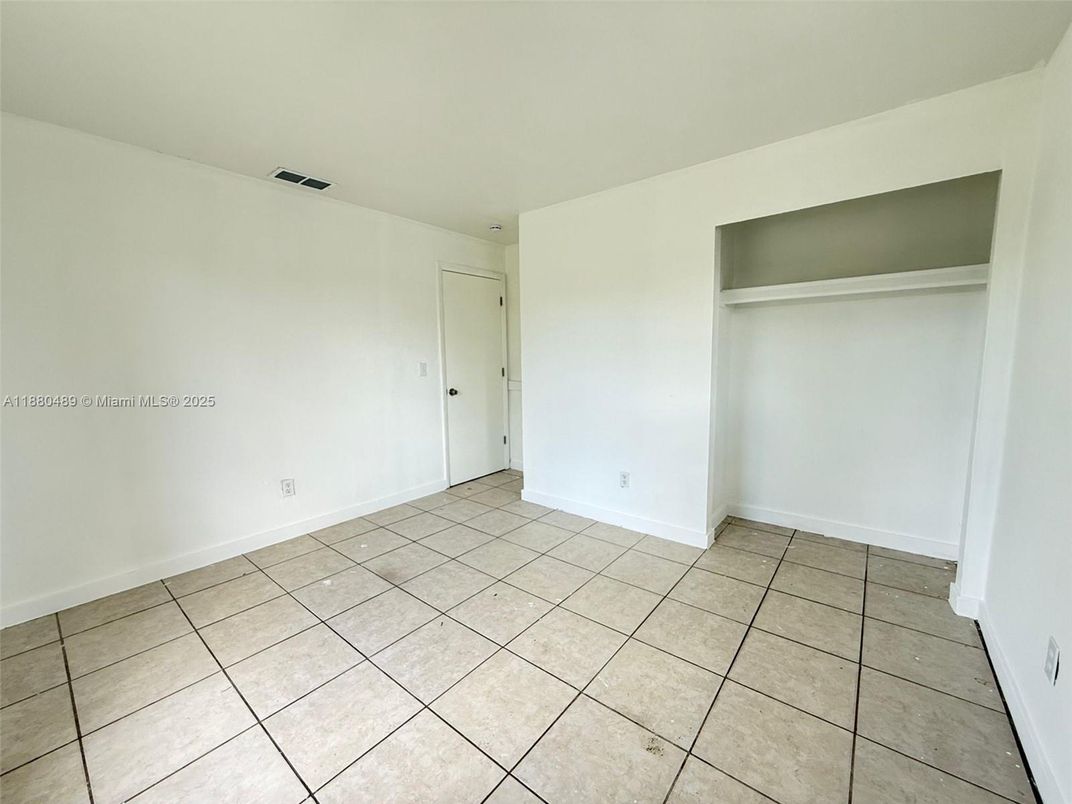 Empty room, Interior