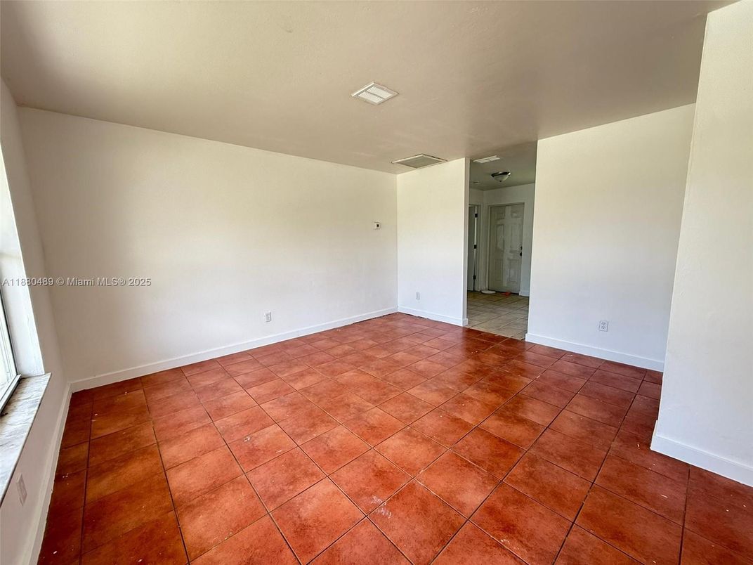 Empty room, Interior