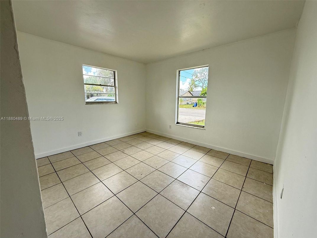Empty room, Interior