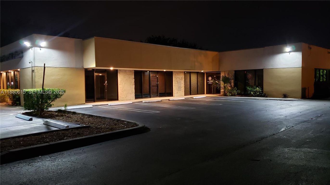 Exterior, Facade, Modern