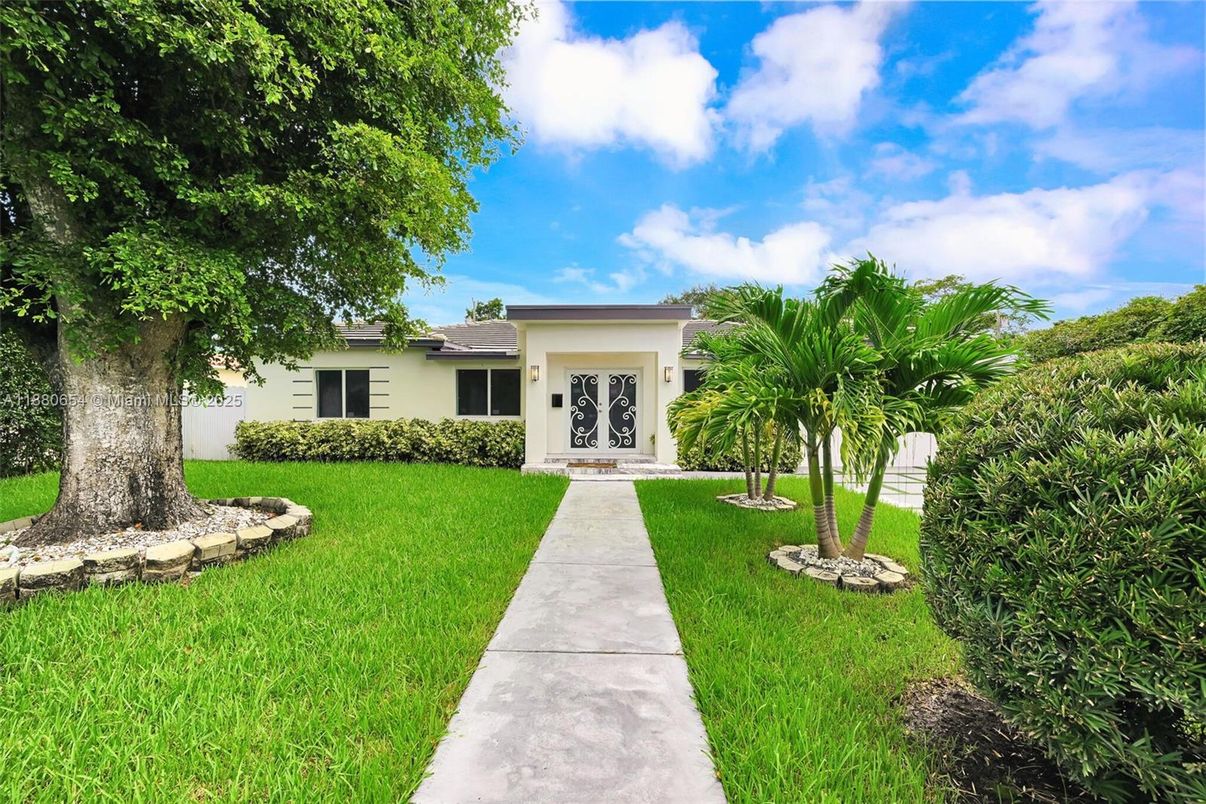 Backyard, Exterior, Facade, Ranch