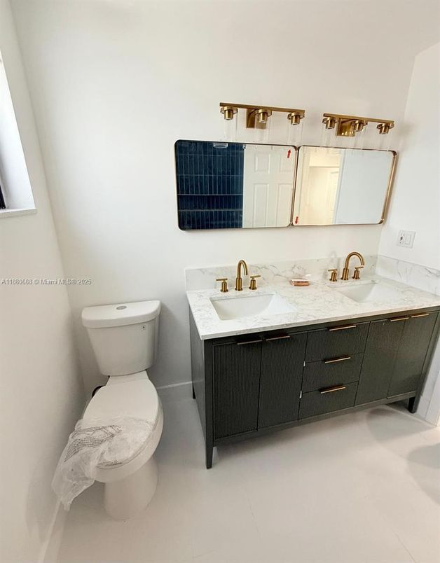 Bathroom, Dual Sink Vanities, Interior