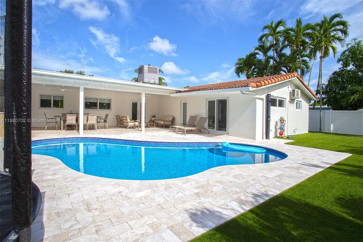 Exterior, Pool