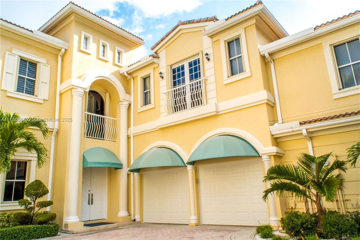 Attached, Exterior, Facade, Mediterranean