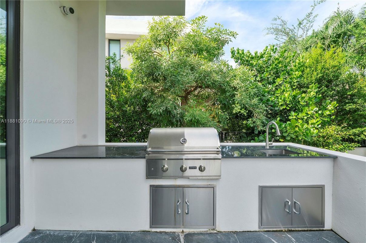 Exterior, Outdoor Kitchen