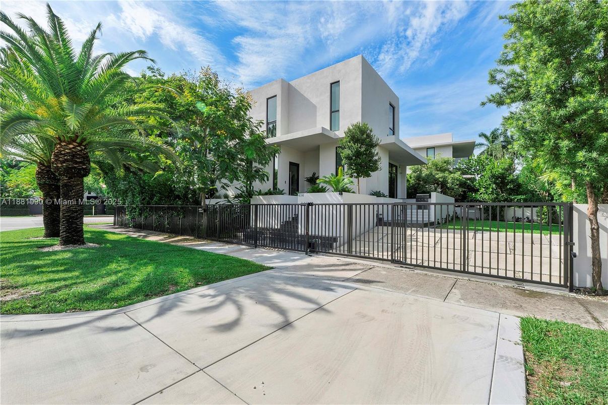 Backyard, Exterior, Facade, Modern