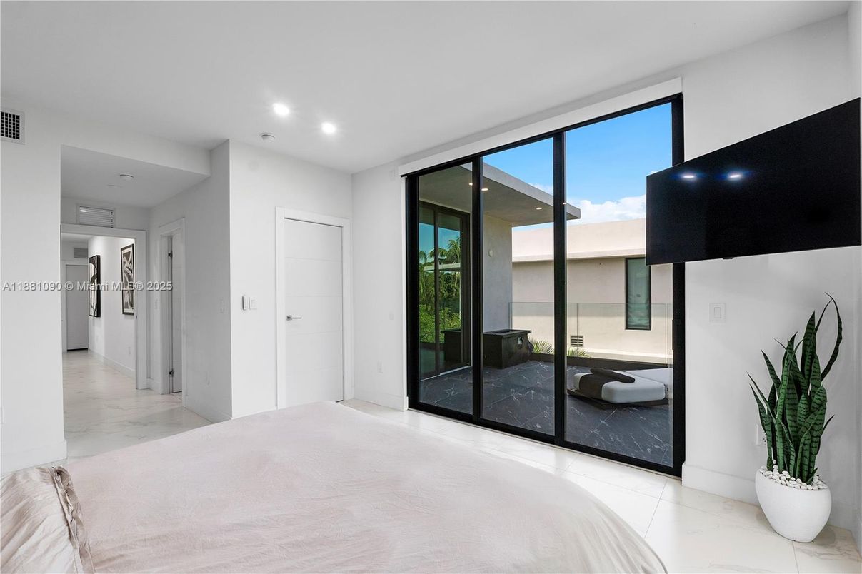 Bedroom, Interior, Marble, Recessed Lighting, Water