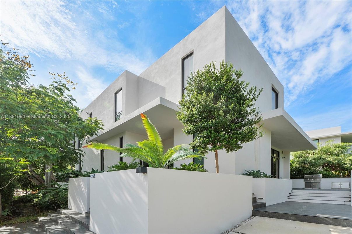 Exterior, Facade, Modern