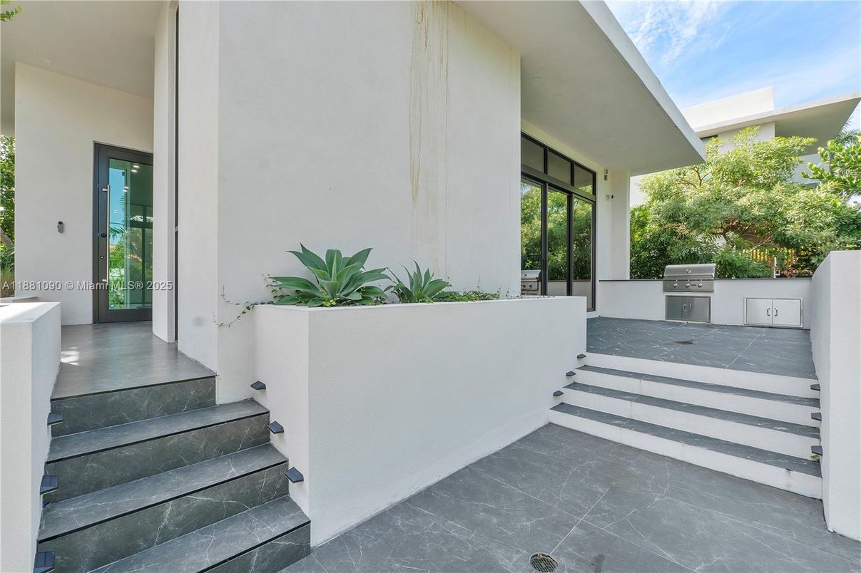 Exterior, Outdoor Kitchen