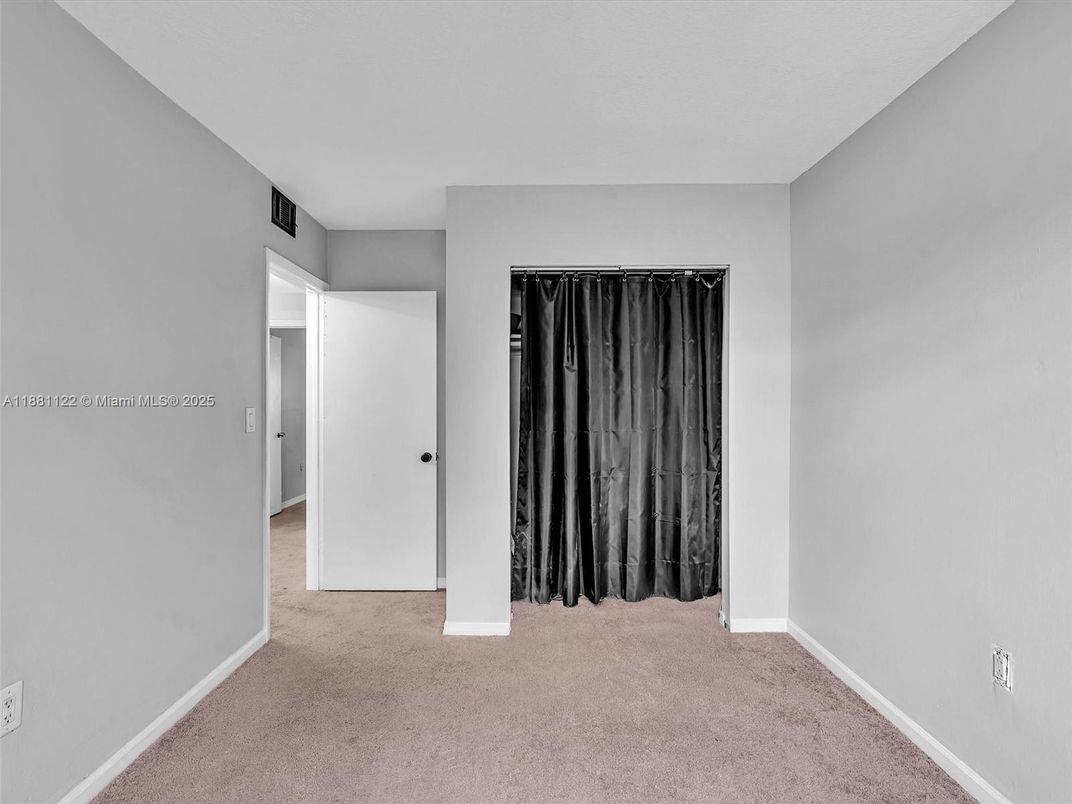 Empty room, Interior