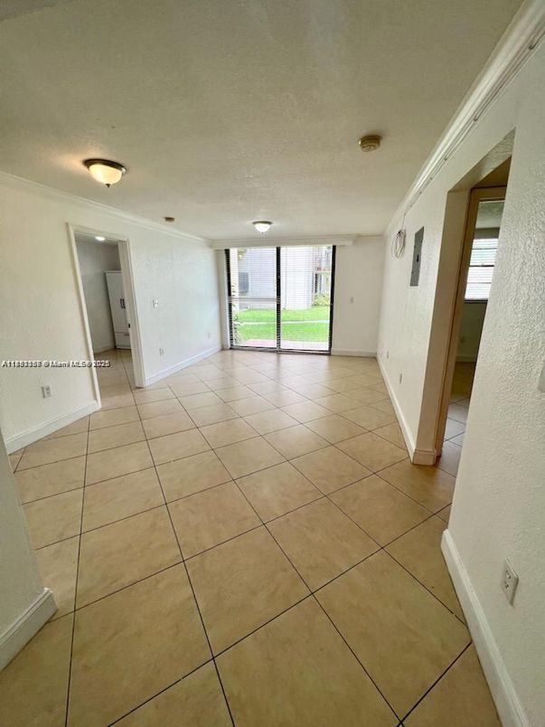 Empty room, Interior
