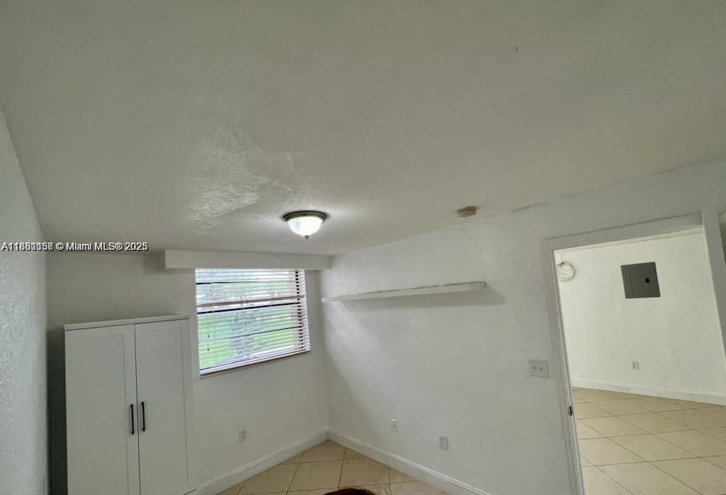 Empty room, Interior