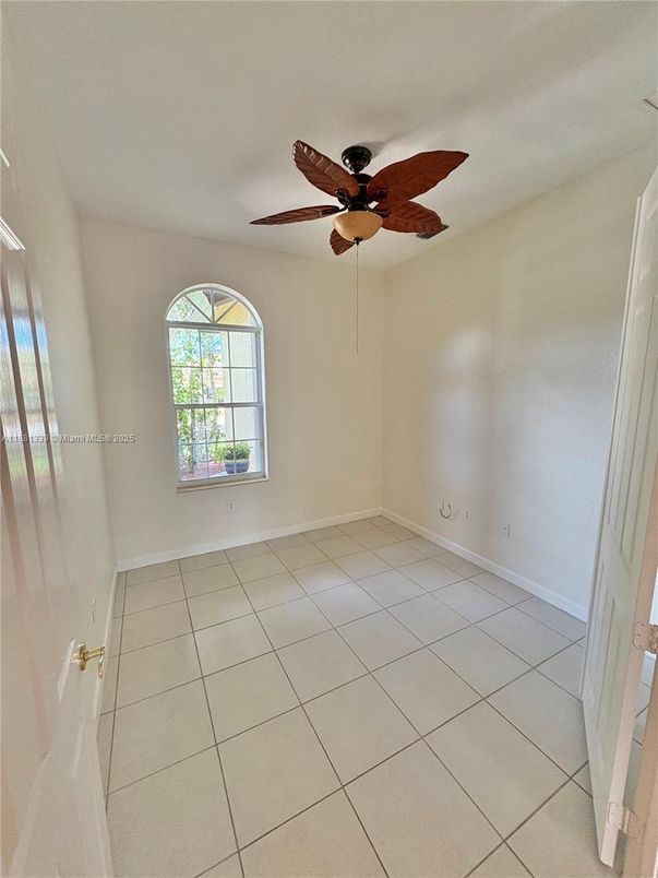 Empty room, Interior