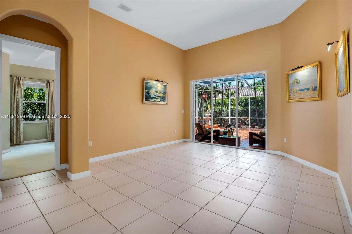 Empty room, Interior