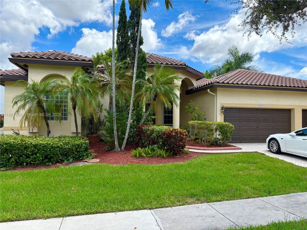 Attached, Exterior, Facade, Mediterranean