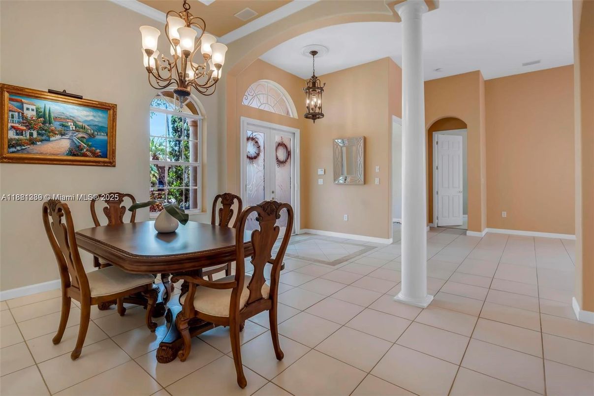 Chandelier, Dining room, Interior, Pendant Lights