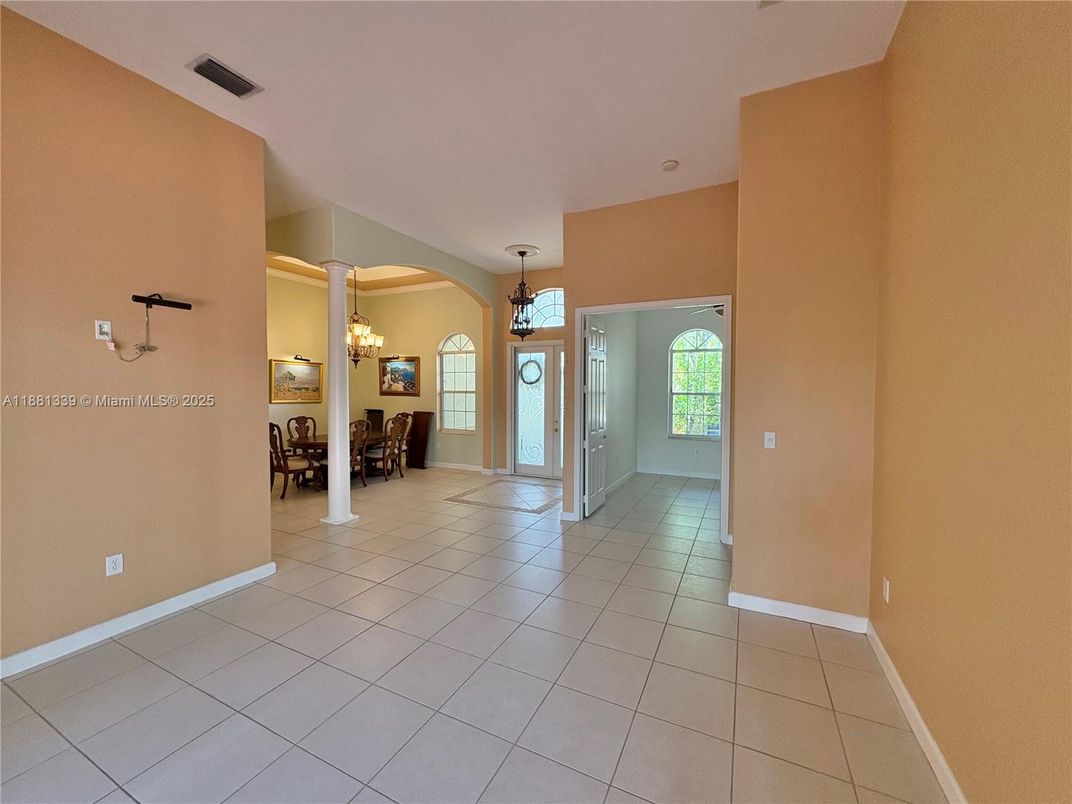 Chandelier, Dining room, Interior, Pendant Lights