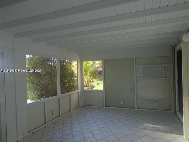 Empty room, Interior
