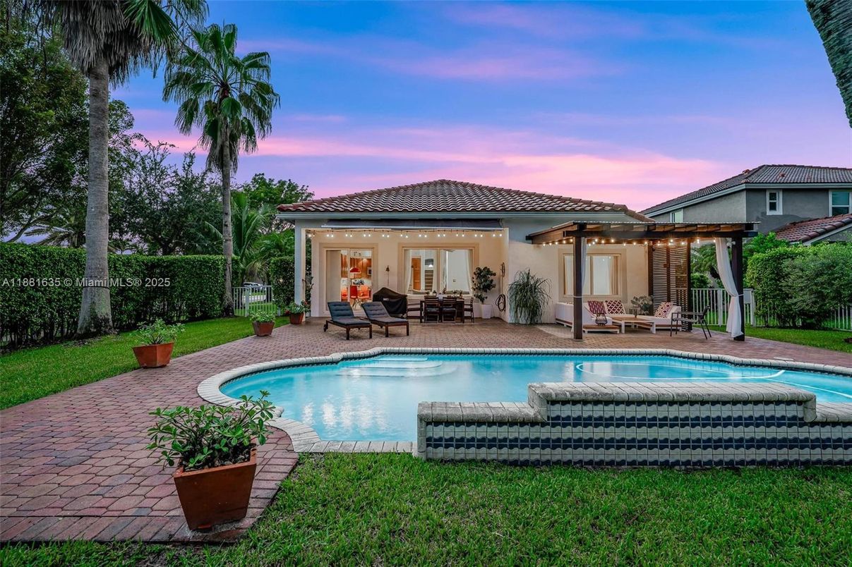 Exterior, Pool