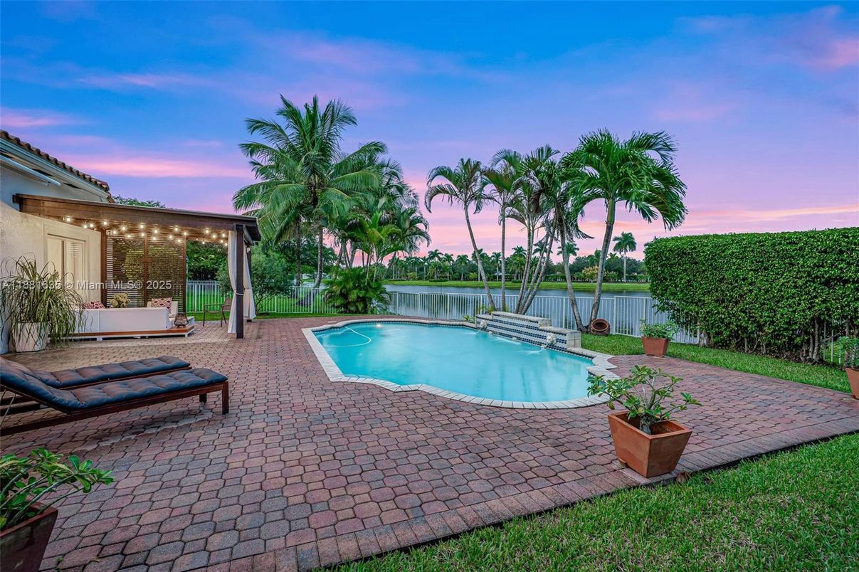 Exterior, Pool, Water