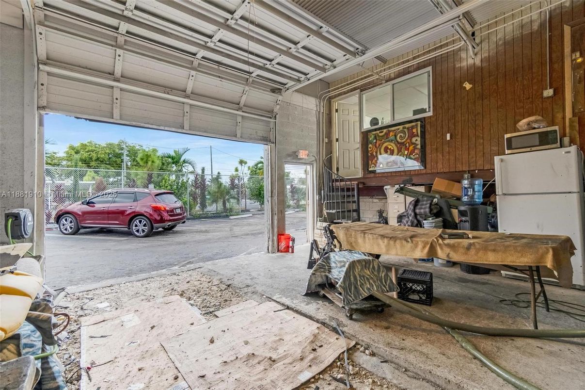 Exterior, Garage