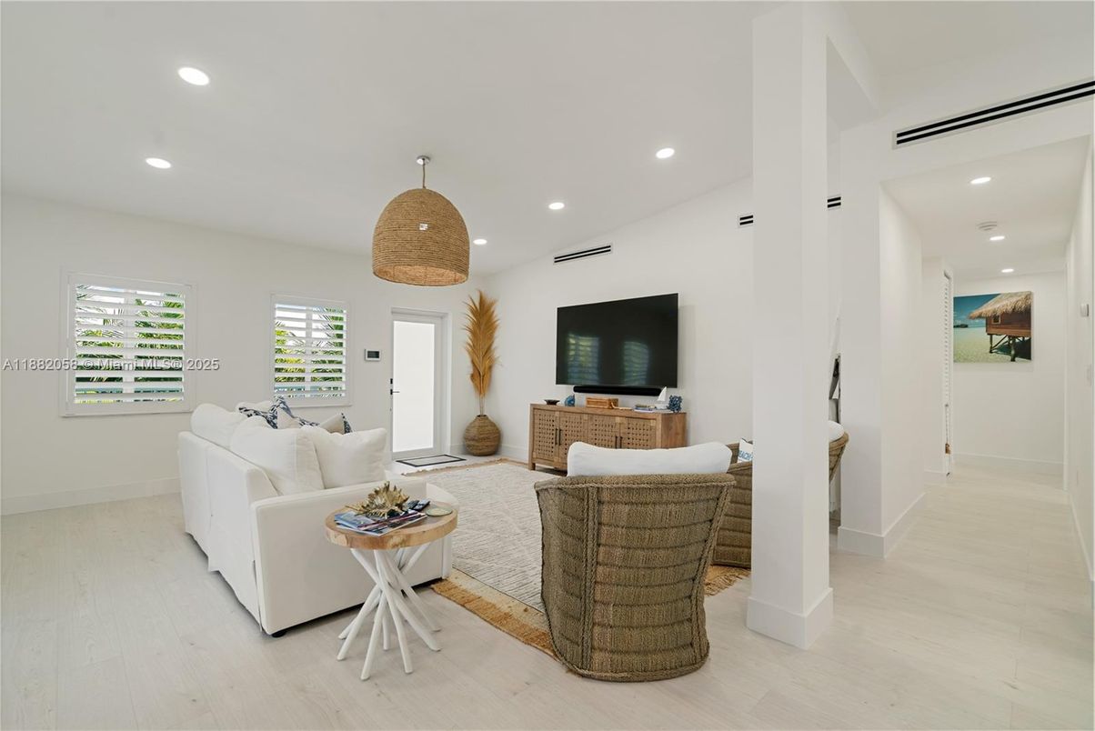 Interior, Living room, Pendant Lights, Recessed Lighting, Wood Texture Flooring