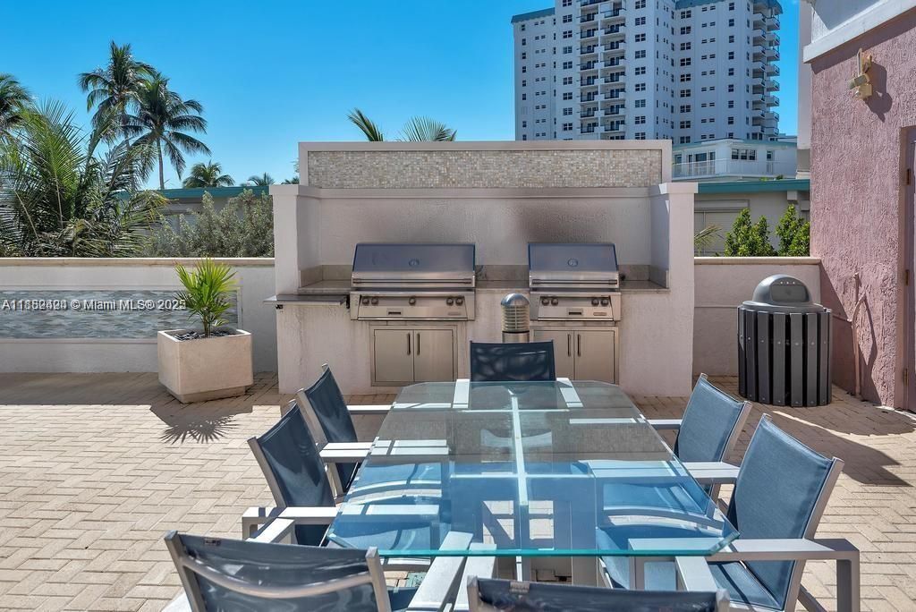 Exterior, Outdoor Kitchen