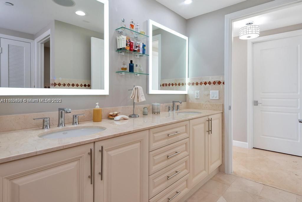 Bathroom, Dual Sink Vanities, Interior, Recessed Lighting