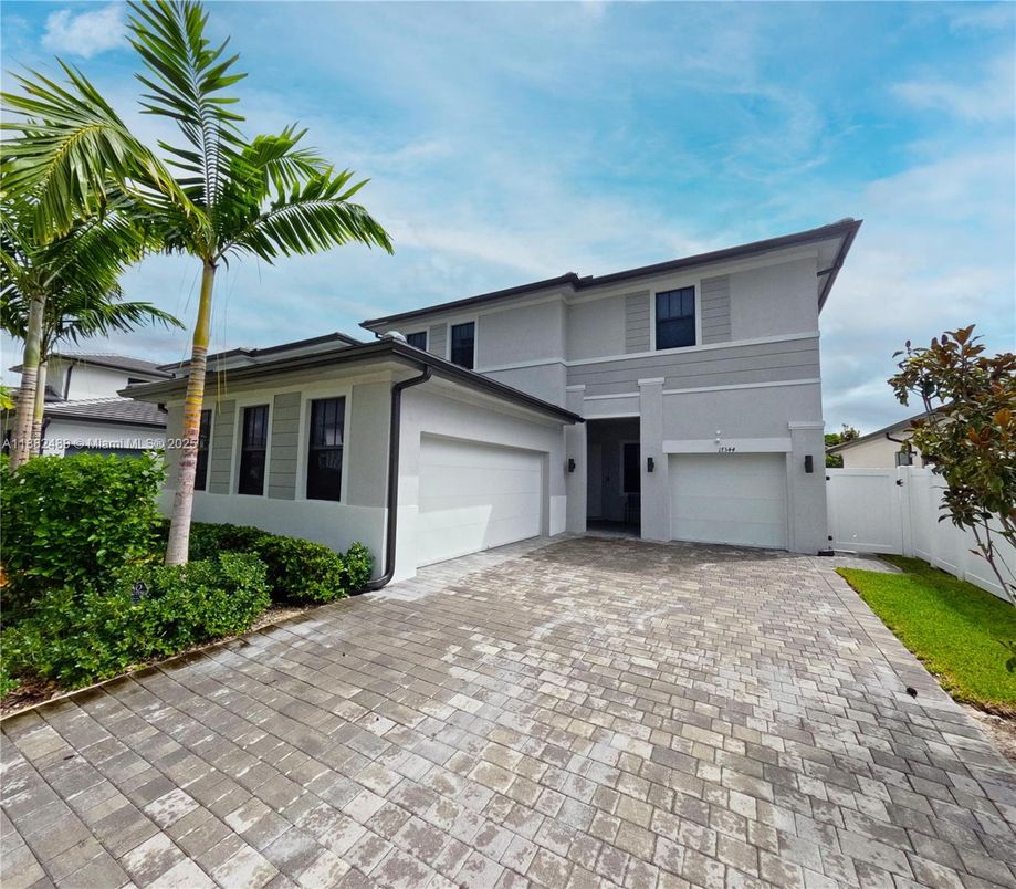 Attached, Exterior, Facade, Modern