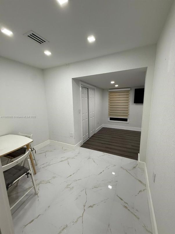Empty room, Interior, Marble, Recessed Lighting