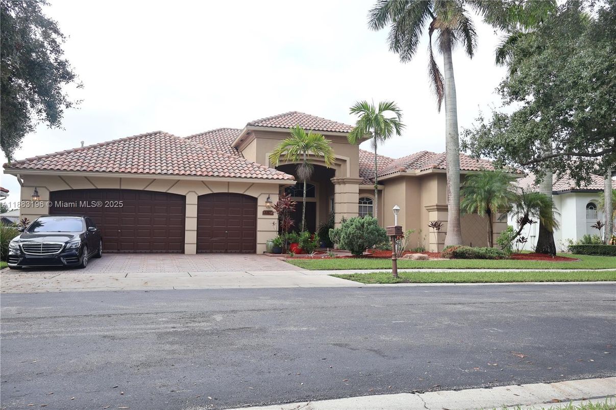 Attached, Exterior, Facade, Mediterranean