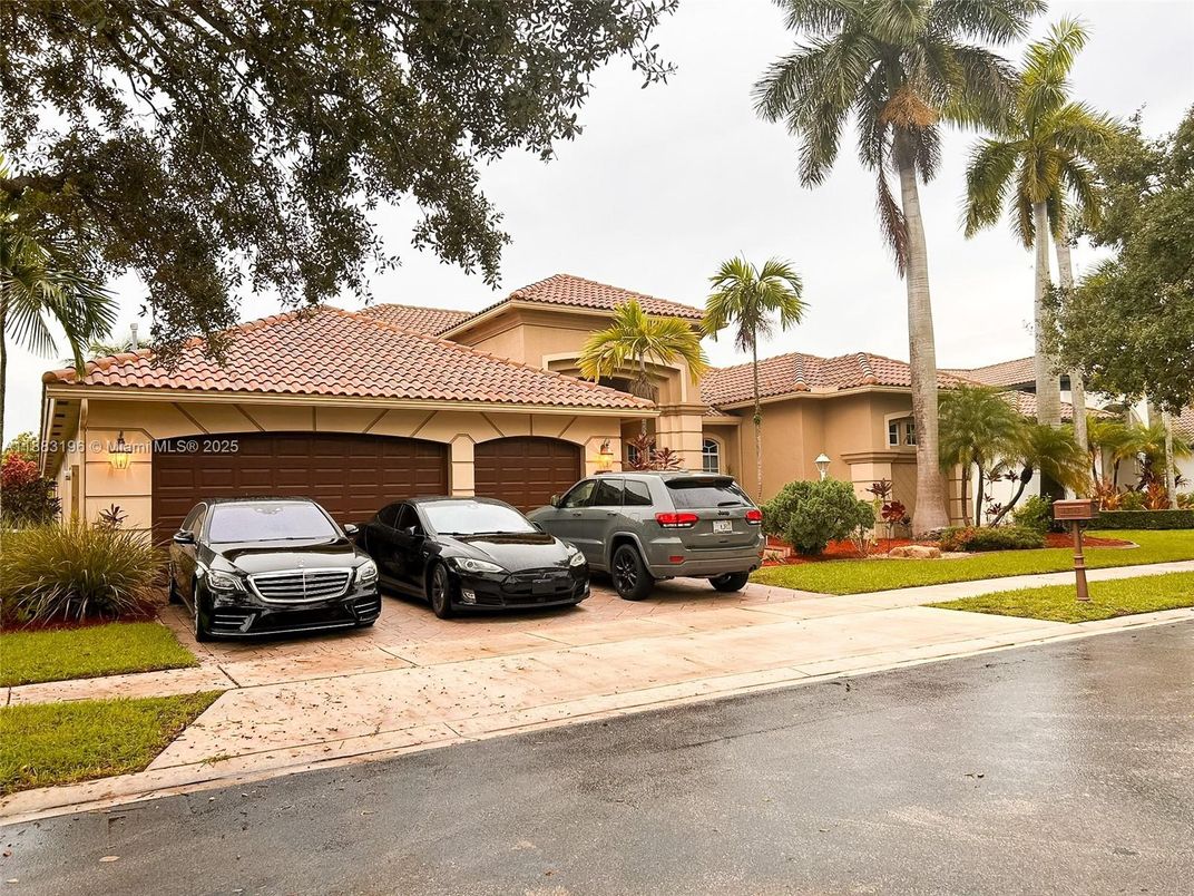 Attached, Exterior, Facade, Mediterranean