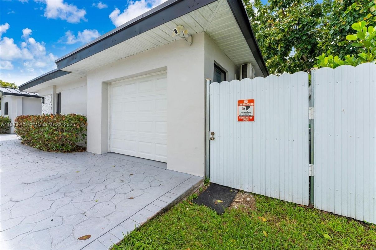 Detached Garage, Exterior