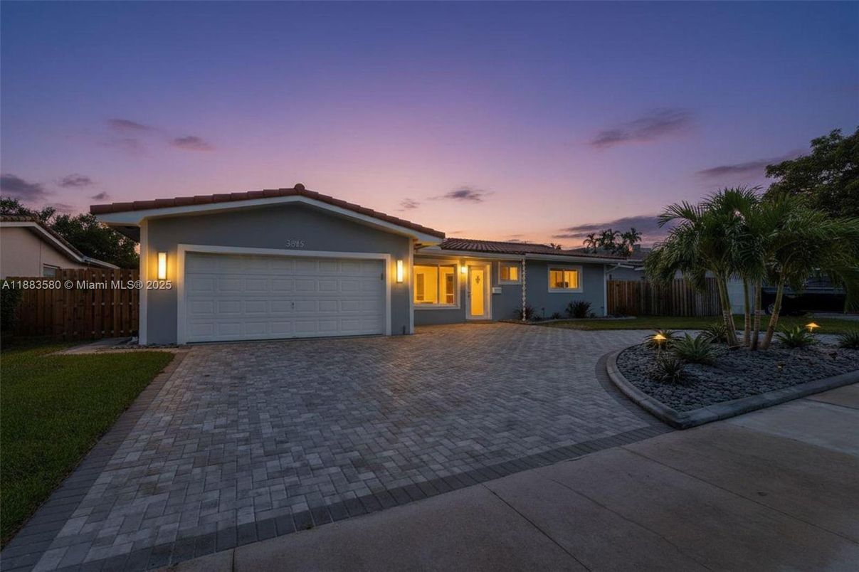 Attached, Exterior, Facade, Ranch