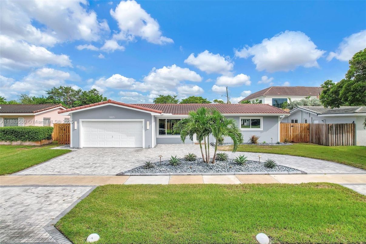 Attached, Exterior, Facade, Ranch