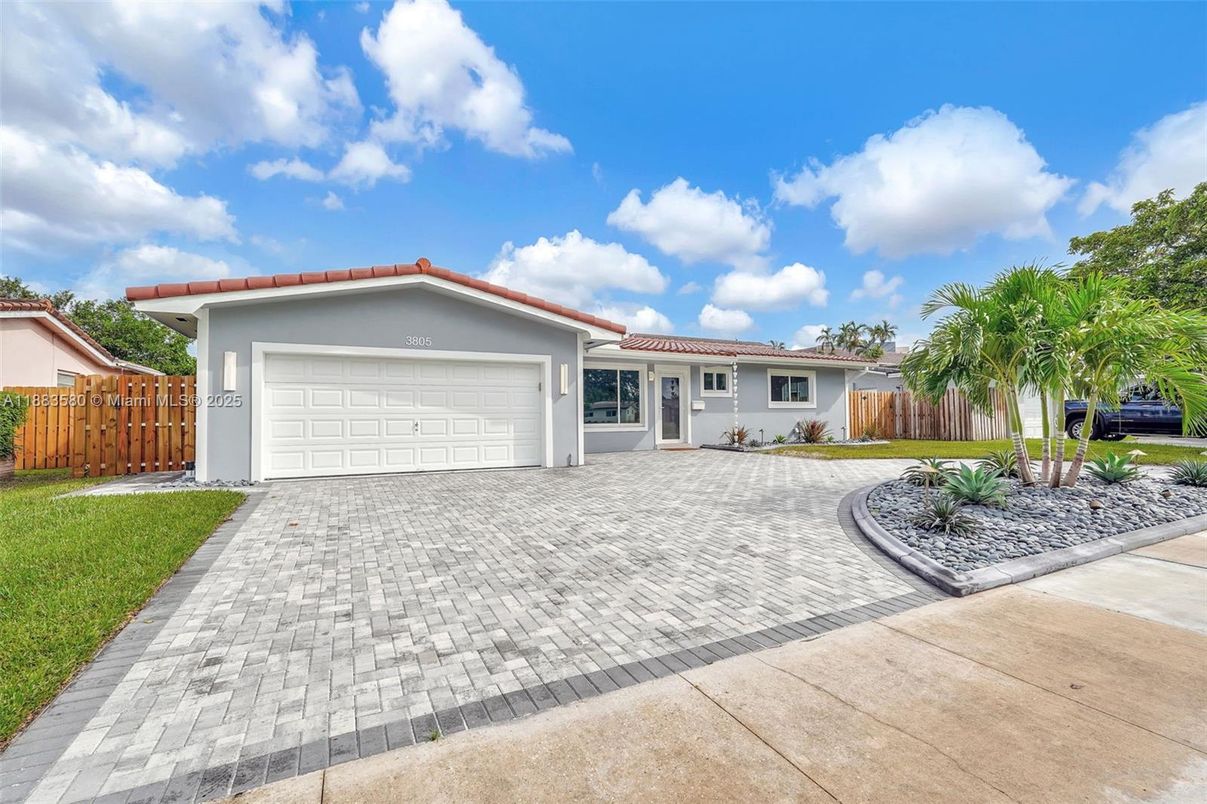 Attached, Exterior, Facade, Ranch