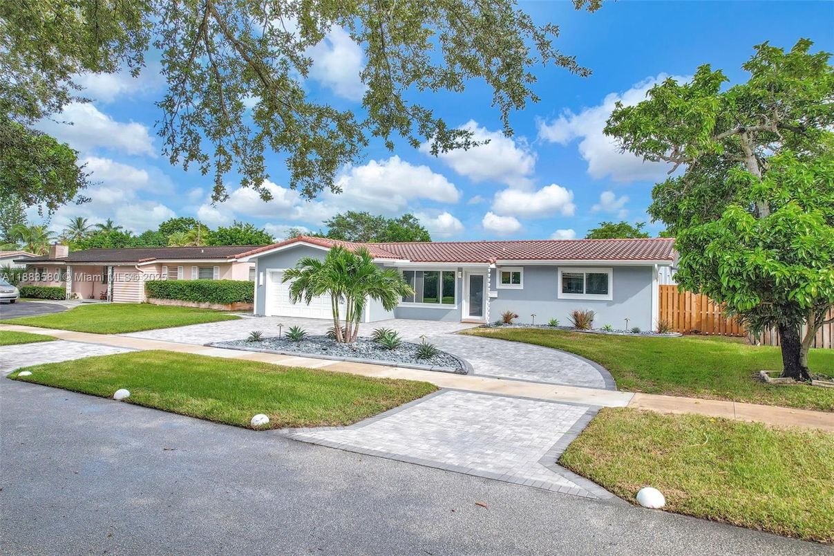 Attached, Exterior, Facade, Ranch