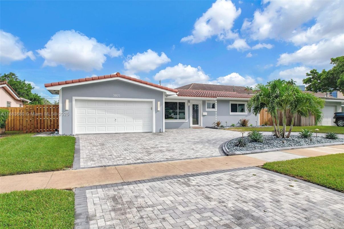 Attached, Exterior, Facade, Ranch