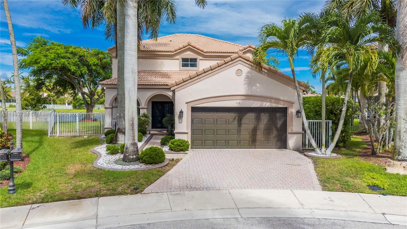 Attached, Exterior, Facade, Mediterranean