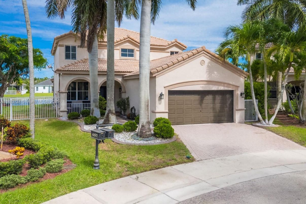 Attached, Exterior, Facade, Mediterranean